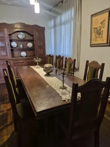Mesa de jantar de sucupira e 08 cadeiras almofadadas