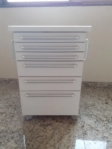 Mesinha gaveteiro com rodinha
