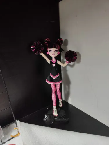 Boneca Monster High Draculaura Fearleading Líder de Torcida Indonésia G1