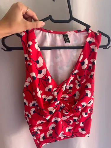 Vendo blusa usada apenas 1 vez, sem defeitos, em um bom estado. Marca: Dimy