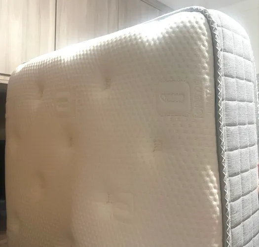 Linda cama Box com colchão e cabeceira