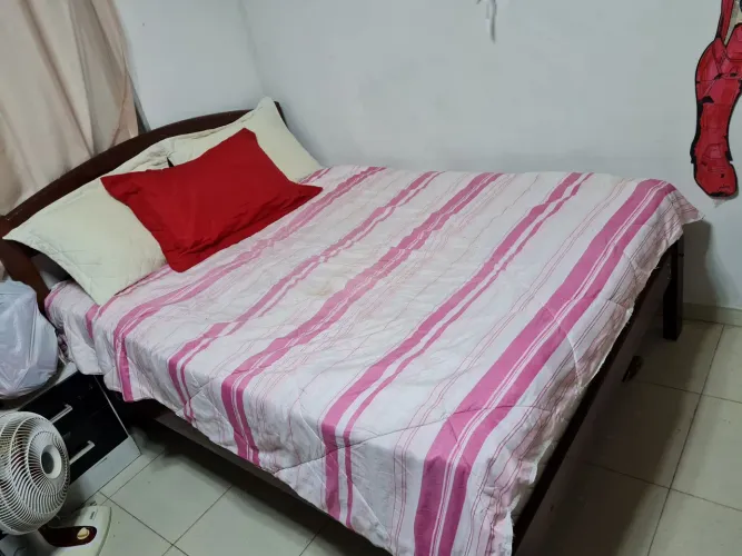 VENDE-SE CAMA DE MADEIRA CASAL COM COLCHÃO 