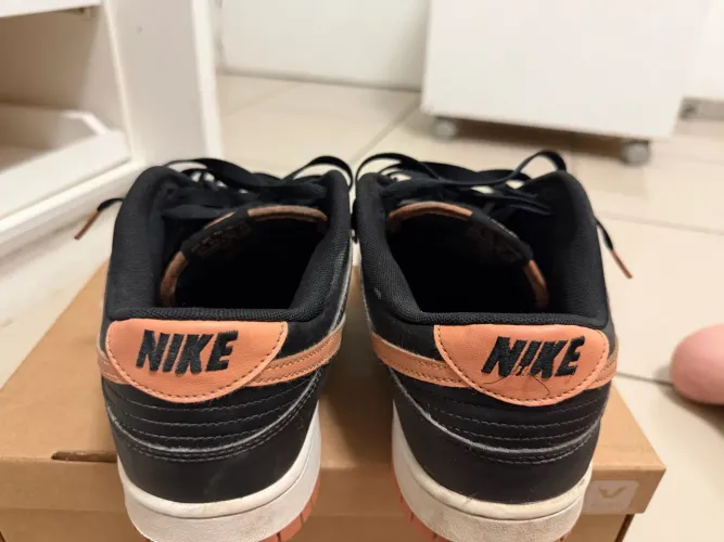 Nike Dunk preto e laranja