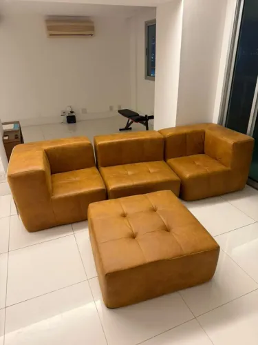 Sofá 3 lugares couro bem novo 3.000,00