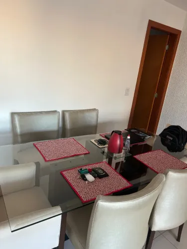 MESA JANTAR 6 LUGARES, acompanha 4 cadeiras - TAMPO VIDRO TEMPERADO E BASE MADEIRA MACIÇA