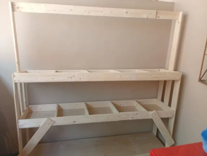 Vendo esses 2 juntos caixa de isopor e bancada