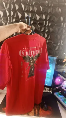 Camiseta Cultural Vermelha - Nova | R$ 70