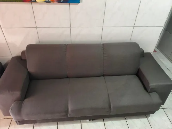 Sofá de três lugares