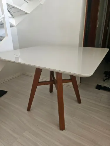 Mesa Off White vidro e madeira maciça 