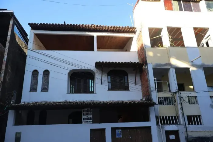EXCELENTE OPORTUNIDADE! CASA TRIPLEX EM ESTILO COLONIAL VENDA OU LOCAÇÃO