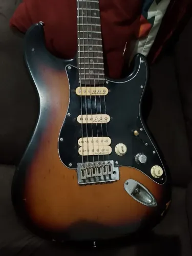Guitarra squier relicada