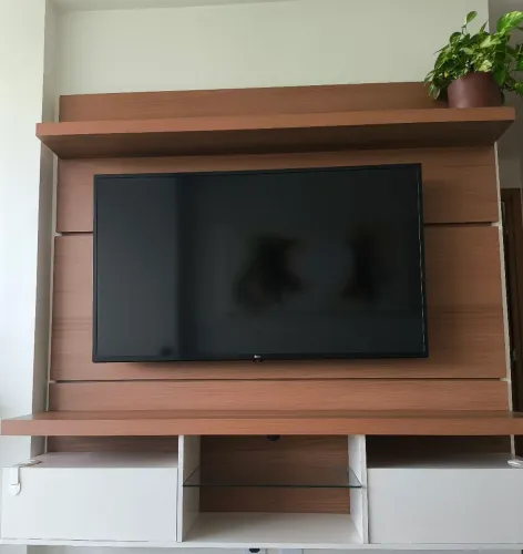 Painel para TV até 55 polegadas em MDF, possui 2 basculantes, medindo 1,60.