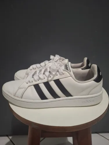 Tênis adidas 