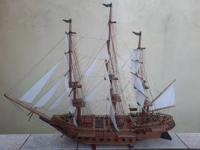 Maquete artesanal Navio/Veleiro/Barco a velas - Século XVIII - madeira maciça Escala 1/100