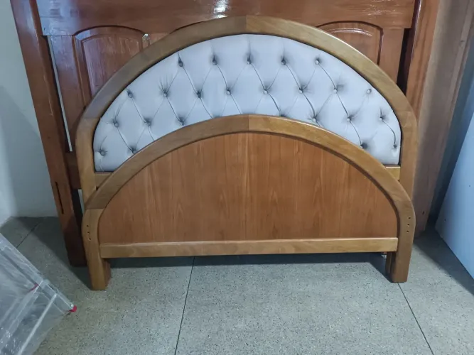 Cama casal madeira maciça moderna com estofado courissimo captone imbuia mel reforçada