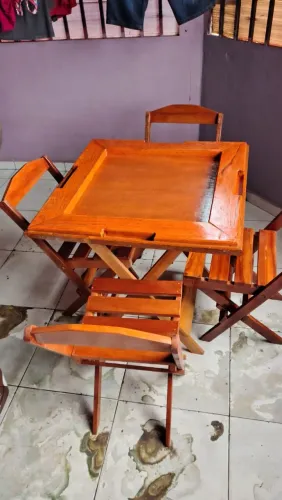 Vendo jogo de mesa de madeira dobrável.valor R$ 300,00