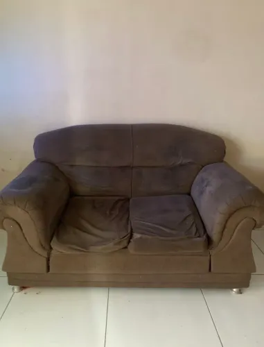 Sofá marrom de 2 lugares