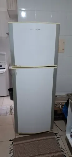 Geladeira (Gela somente em cima)