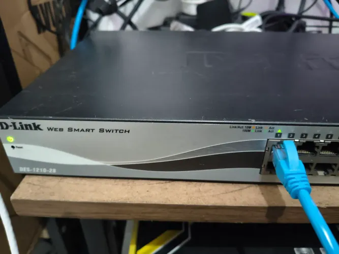 Switch de rede 24 portas - D-Link DES-1210-28