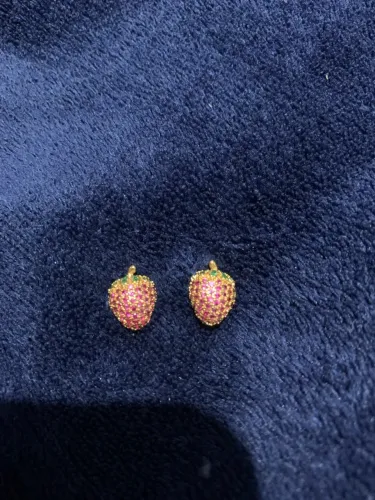 Brinco semijoias morango cravejado zircônia