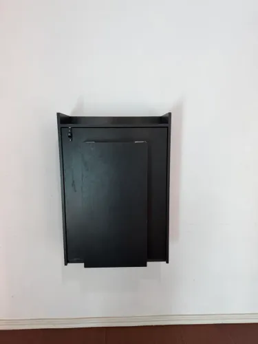 Armário com mesa dobrável e prateleiras