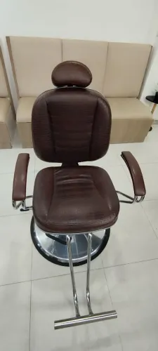 Vendo cadeira de Barbeiro hidráulica profissional.