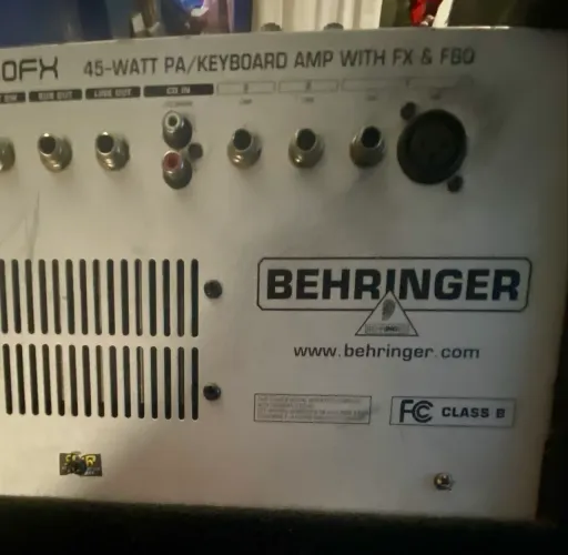 Cubo de Teclado, violão e voz - Behringer Ultratone K450FX
