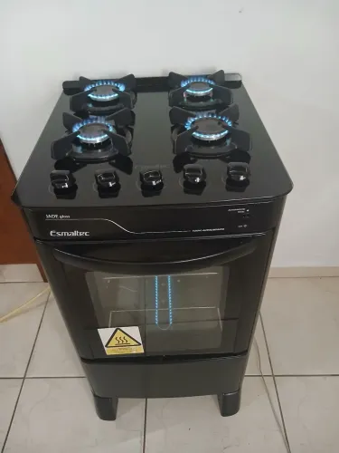 Vendo este fogão funciona as boca e o forno automático 