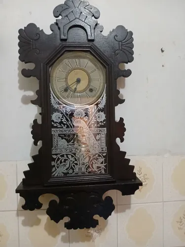 Relógio antigo parede, madeira, bom estado, s/cupim, não funciona devido tempo desativado.