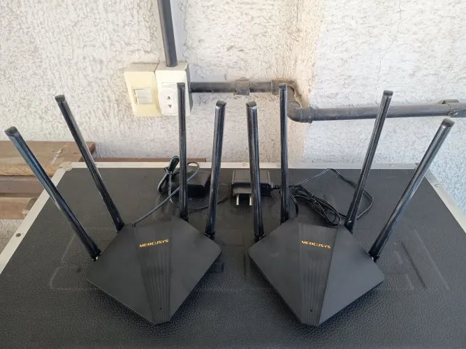 Vendo dois Roteadores Mercusys MR30G AC1200 Wireless Dual Band Gigabit, funcionando. LEIA.