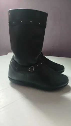 Bota semi nova numeração 27