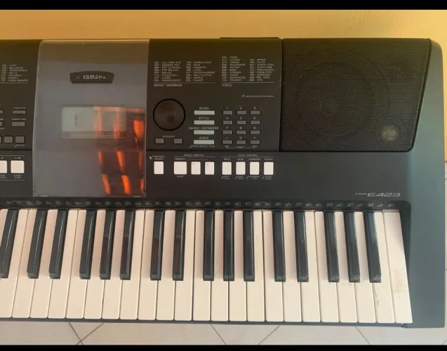 Teclado yamaha PSR E 423.