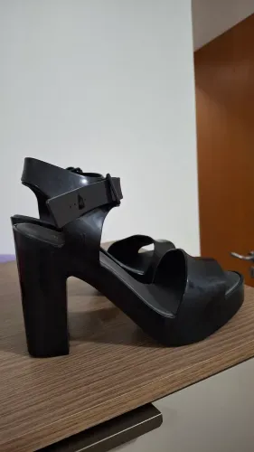 VENDO DUAS MELISSAS TAMANHO 37.
