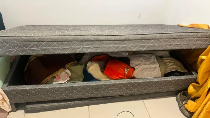 Cama de solteiro com auxiliar e baú