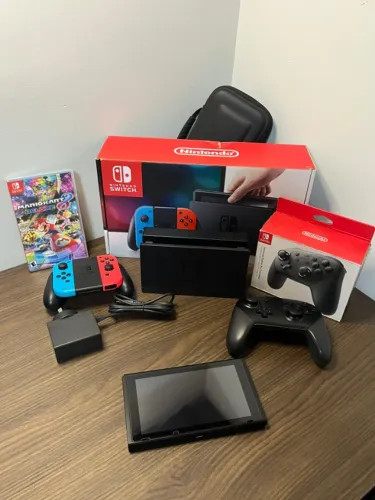 Nintendo Switch V1 + Controle Pro + Mario Kart Físico + Case