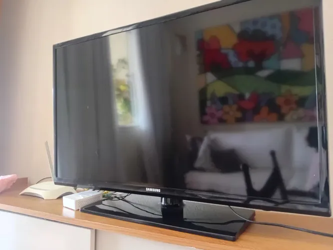 VENDO TV 32 PLG SAMSUNG,  NÃO É SMART 