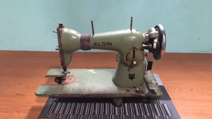 VENDO OU TROCO MÁQUINA DE COSTURA