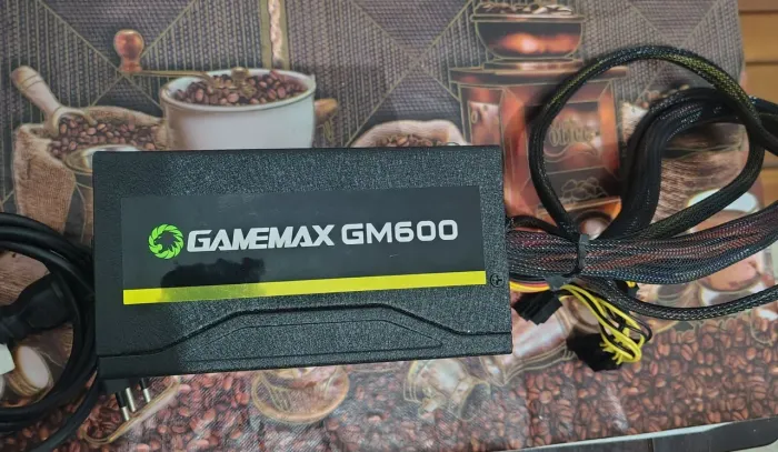 Vendo Fonte Gamemax GM600 Semi Modular com PFC Ativo em ótimo estado