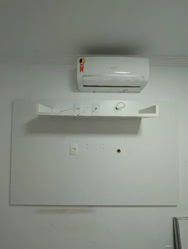 Painel para TV com vão para fios atrás e furo da tomada