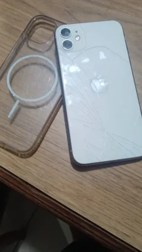 iPhone 11 64GB à venda. Aparelho funcionando normalmente. Apenas traseira quebrada e Face 