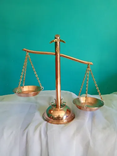Balança Decorativa em Cobre e Latão 33 cm
