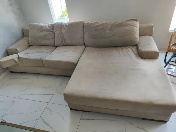 Sofá modular com chaise, marca Siera. 