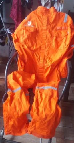 2 Macacões e 1 Bota