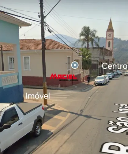 CASA DE ESQUINA EM CONCEIÇÃO DOS OUROS EM MINAS GERAIS, 03 DORMITORIOS, 02 SALAS, 01 SALA