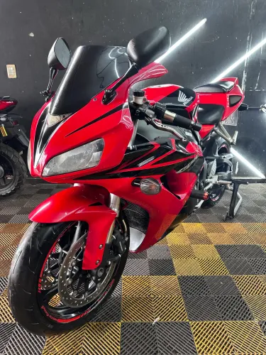 Honda CBR 1000RR Fireblade - Revisada + Baixa KM