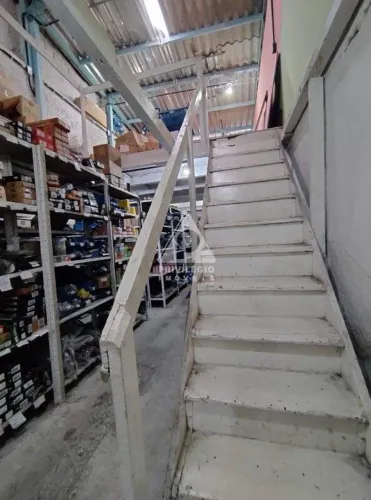 Loja com 2 pavimento e 2 banheiros no Catete