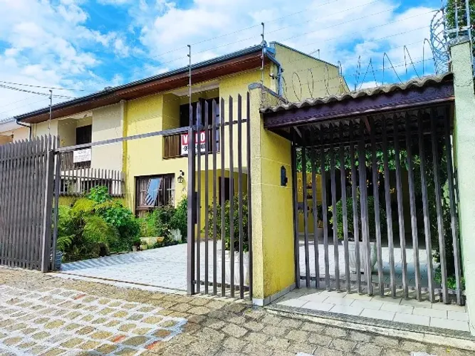 Excelente Sobrado no Capão Raso com 4 Quartos, com 2 Suítes, 5 Banheiros com 245 m²