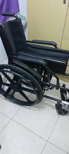 Cadeira de rodas com pneu maciço suporta até 120 kg