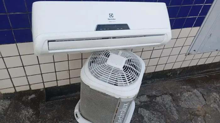 Ar condicionado 9000 BTUs Electrolux bem novinho para vender cuida com gás só instalar