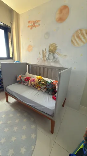 Berço Mini Cama Cinza Fosco Pés Madeira Natural com Colchão